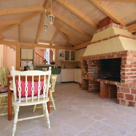 Gorgeous In Brodarica With Kitchen Holiday home