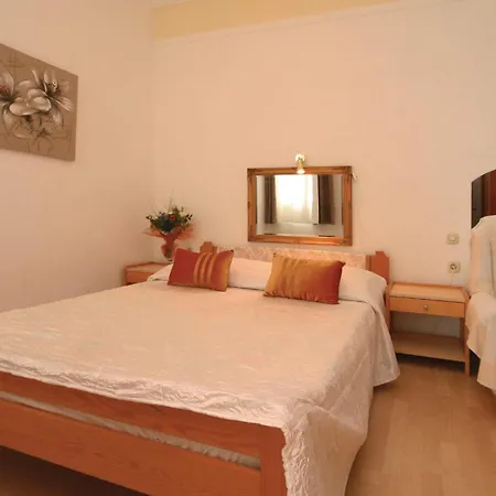 Gorgeous In Brodarica With Kitchen Holiday home *