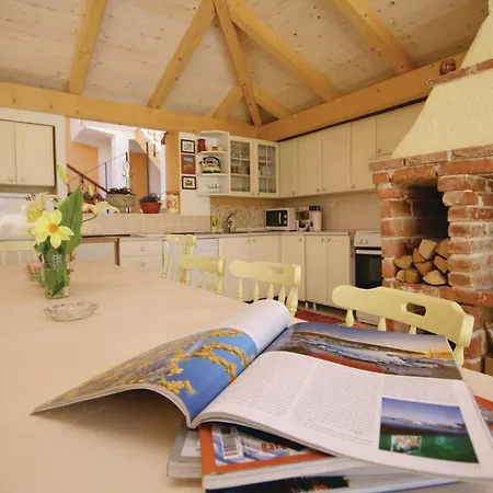Gorgeous In Brodarica With Kitchen Holiday home *