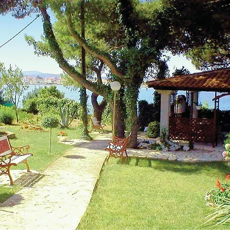 Gorgeous In Brodarica With Kitchen Holiday home *